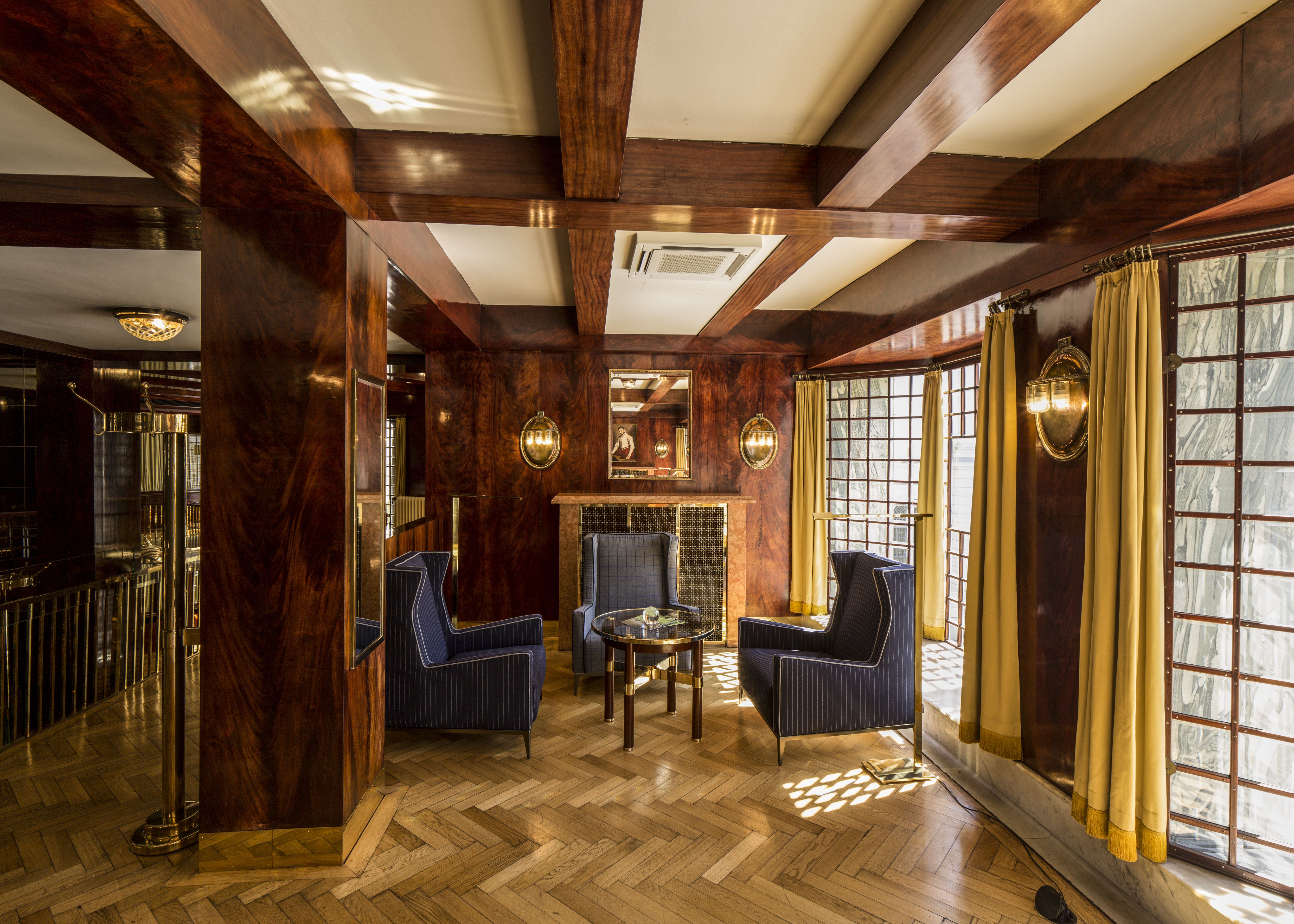 Eleganter Business-Auftritt vor dem Looshaus in Wien