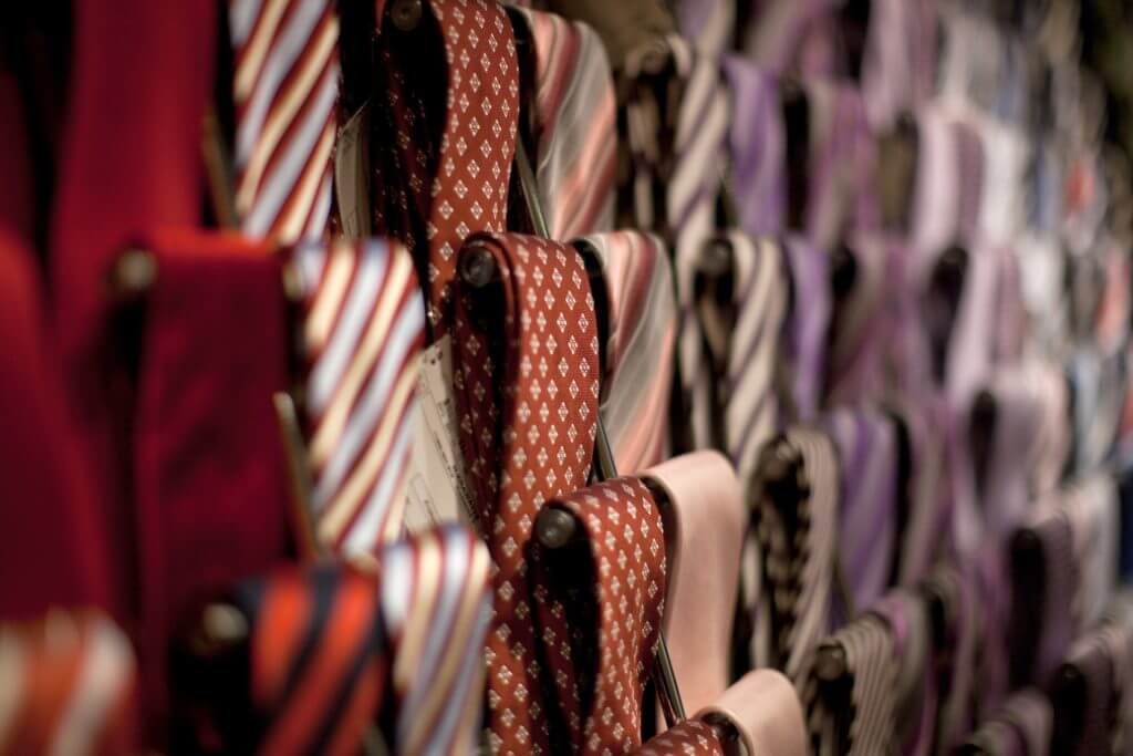 Krawatten im Regal